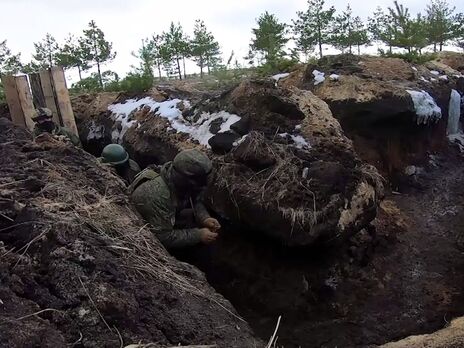На севере Крыма россияне обустроили двойную линию окопов – 