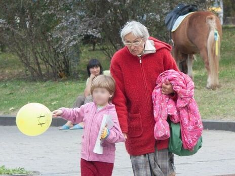 У найстаршої матері України відібрали дитину після того, як дівчинка написала в соцмережах пост про допомогу