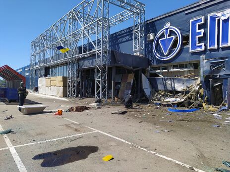 Россия атаковала супермаркеты, вокзал и АЗС в Херсоне, много погибших и раненых. Фоторепортаж