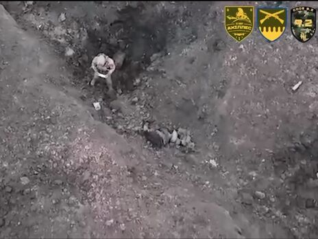 Окупант у Бахмуті здався в полон українському дрону, незважаючи на загрозу розстрілу своїми. Відео