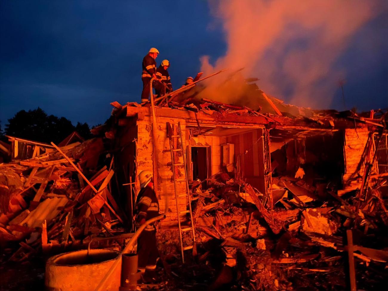  В результате падения обломков российской ракеты в Звягеле погибла женщина, разрушены и повреждены десятки домов. Фоторепортаж