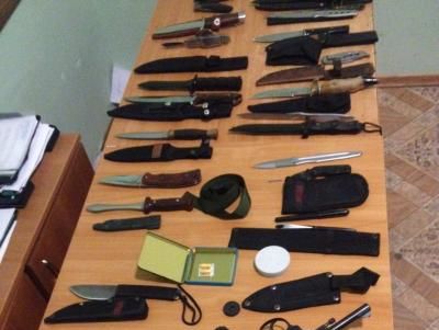 Украинские пограничники задержали мужчину с 27 ножами и револьвером