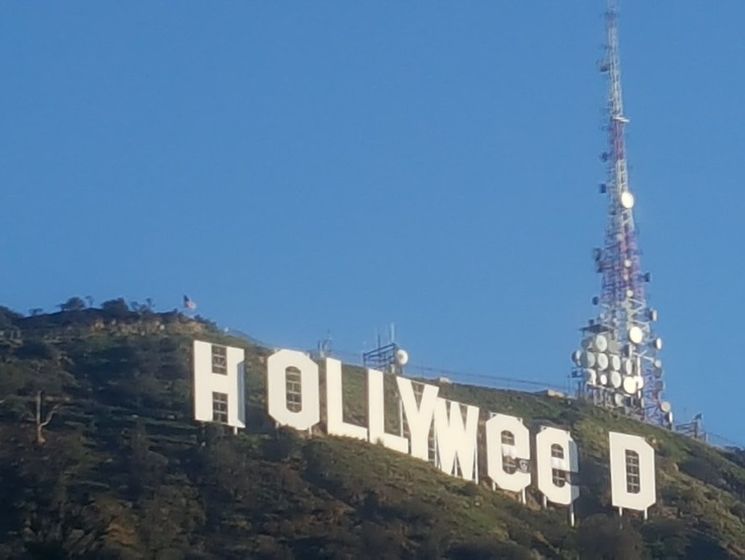 В Лос-Анджелесе неизвестный шутник заменил две буквы в знаке Hollywood