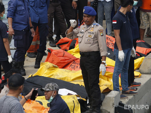 Капитан загоревшейся в Индонезии лодки с туристами прыгнул за борт сразу, как начался пожар &ndash; министр