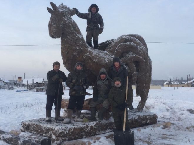 В России украсили село скульптурой гигантского петуха из навоза