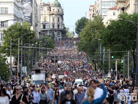 В Сербии возобновились протесты после двух массовых расстрелов в мае