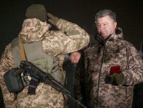 Военных, которых 31 декабря награждал Порошенко, оставили встречать Новый год в холодном ангаре – соцсети