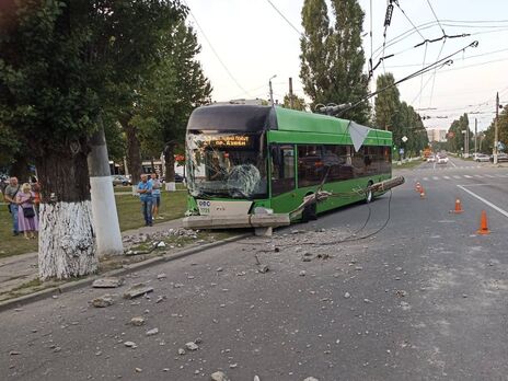 В Харькове троллейбус наехал на пешеходов и врезался в столб. Среди пострадавших – двое детей
