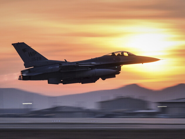 Первая группа украинских пилотов завершит обучение на F-16 летом 2024 года – The Washington Post