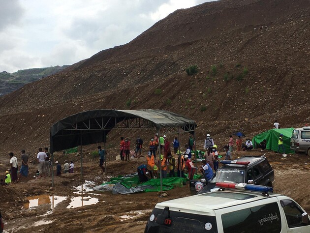 В Мьянме в результате схода оползня на нефритовый рудник погибло по меньшей мере 25 человек