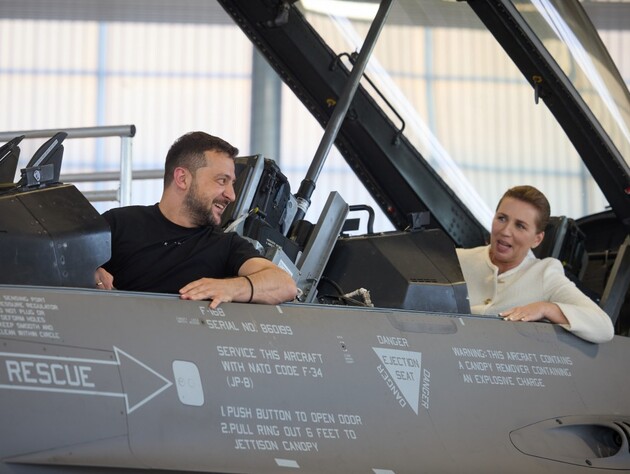 Зеленский посетил авиабазу в Дании, где проходят обучение на F-16 украинские пилоты. Фредериксен сообщила, что там – более 70 человек из Украины