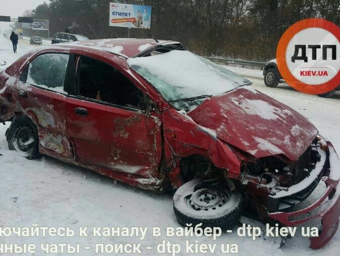 На Бориспольской трассе в Киеве произошло ДТП с участием пяти авто