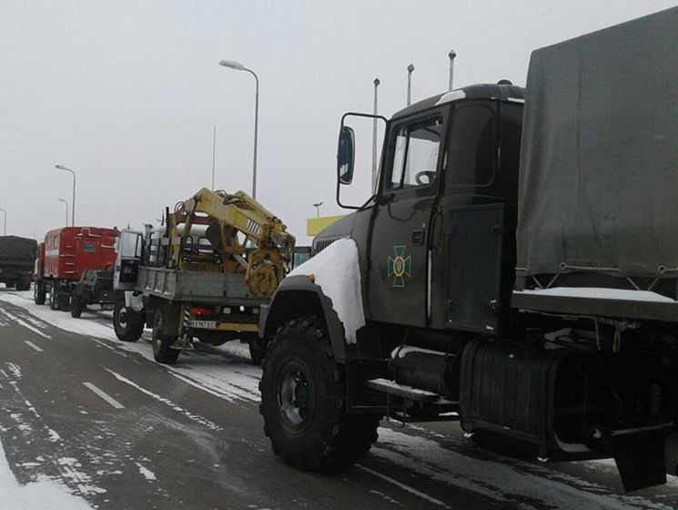 В Одесской области пограничники помогают вытаскивать автомобили из снега. Фоторепортаж