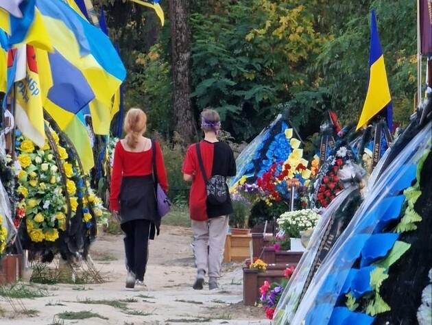 В Киеве дети похищали памятные вещи с могил военных. На родителей полиция составила протоколы