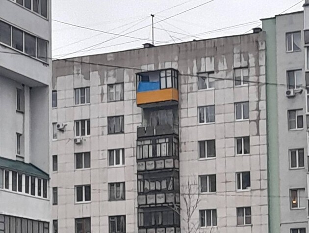 Жителька Бєлгорода написала донос щодо жовтого балкона із синьою ковдрою. Туди скерували поліцейських – ЗМІ