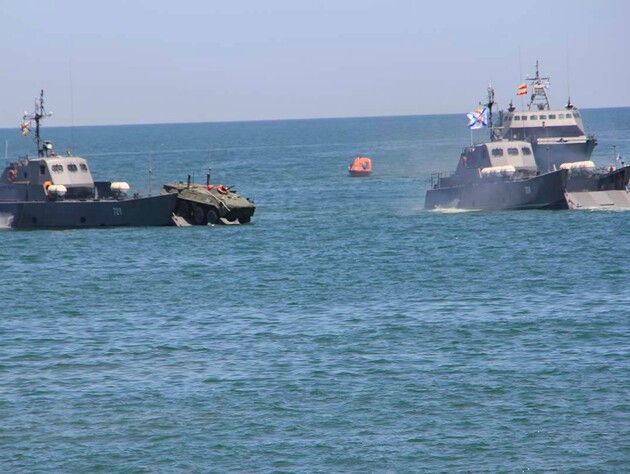 Спецназ ГУР ночью поразил в Крыму два скоростных катера оккупантов. СМИ сообщали об ударе дронами по казармам и нефтебазе на полуострове