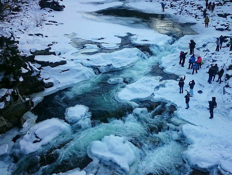 В Карпатах затянуло льдом Яремчанский каскадный водопад