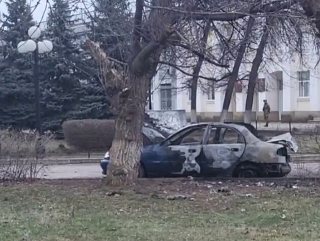 В оккупированном Луганске взорвали машину с коллаборантом. Российские пропагандисты пишут, что он погиб