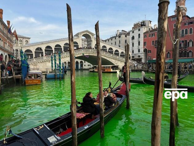 В Італії екоактивісти пофарбували воду в річках і каналах п'яти міст у зелений колір на знак протесту
