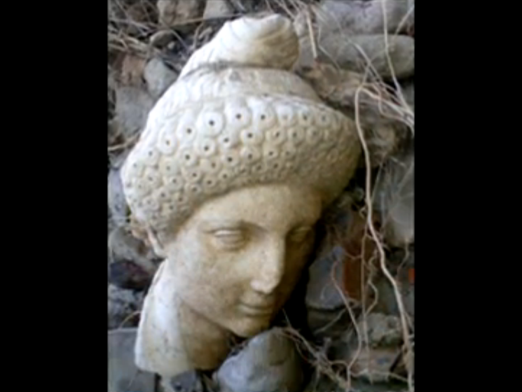 Дожди в Греции вымыли из-под земли скульптуру III века