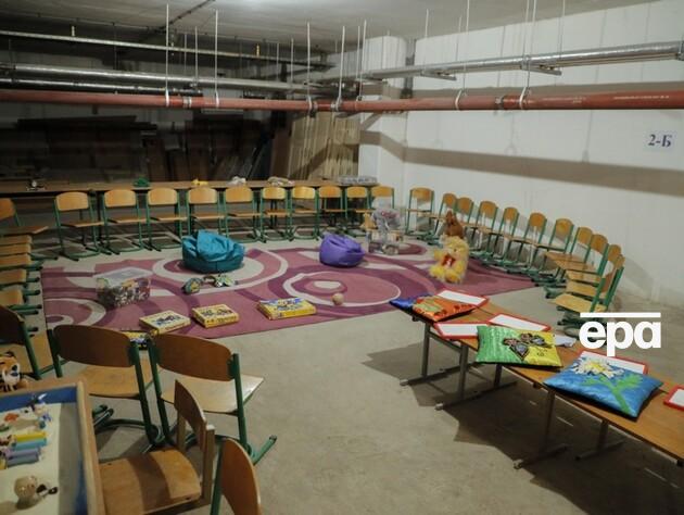  В недавно отремонтированном убежище школы в Киеве во время тревоги обвалился потолок. Видео