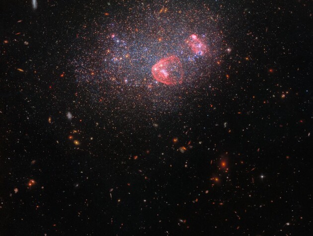 Hubble заснял карликовую галактику, которую в NASA сравнили со 