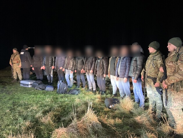 Украинские пограничники задержали 10 мужчин, которые пытались незаконно попасть в Молдову на пароме. Видео