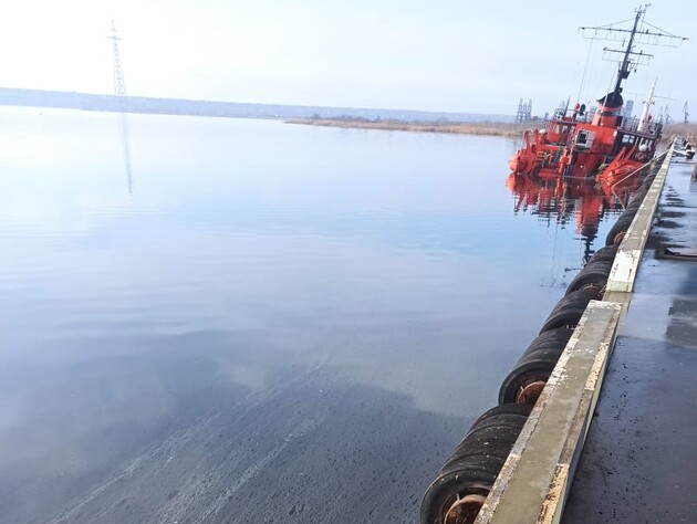 В порту Николаева затонуло судно, в воду попали нефтепродукты