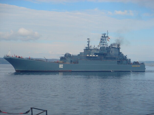 Россияне привели в Крым подбитый корабль 
