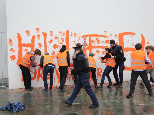 Підлітки-екоактивісти облили фарбою німецьку канцелярію. Фото