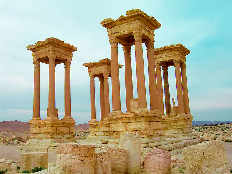 Боевики ИГИЛ в Пальмире уничтожили часть римского амфитеатра и тетрапилон