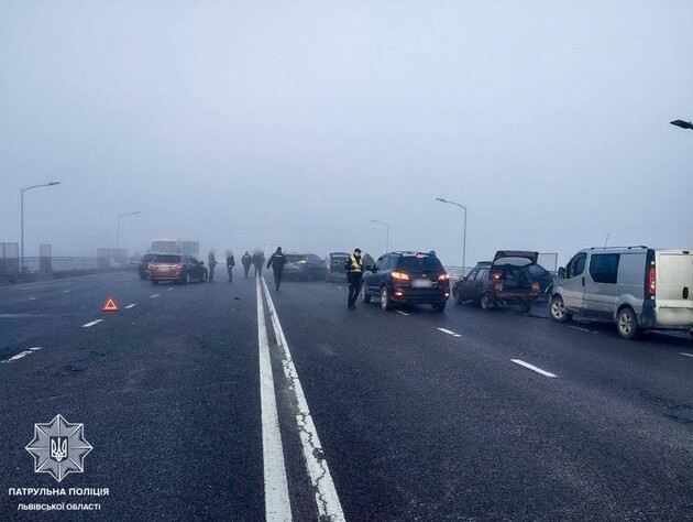 Во Львове произошло массовое ДТП, столкнулось по меньшей мере 25 автомобилей