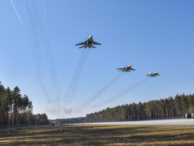 В Польше военные летчики учились использовать дороги общего пользования в случае разрушения своей базы. Недалеко находится граница с РФ