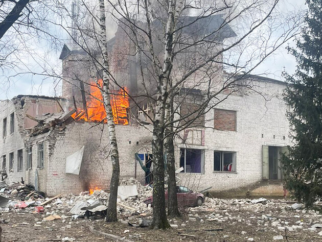 Окупанти зруйнували авіаударом будинок культури в центрі прикордонного міста в Чернігівській області, двоє людей постраждали. Фото