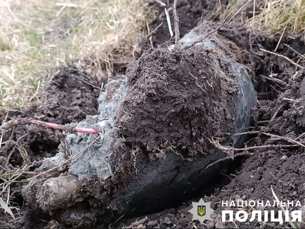 Полицейские нашли обломок ракеты со взрывчаткой весом более 20 кг, которой РФ ударила по Киеву 25 марта. Фото
