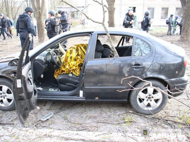 Російська бомба вбила випадкового пасажира машини. У Нацполіції розповіли подробиці удару по Харкову 6 квітня. Фото