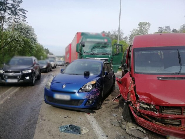 Под Киевом произошла авария с участием шести автомобилей, есть пострадавшие