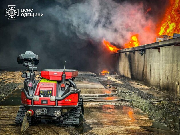 В Одесской области после атаки РФ третий день горит терминал. Тушить пожар помогают роботы