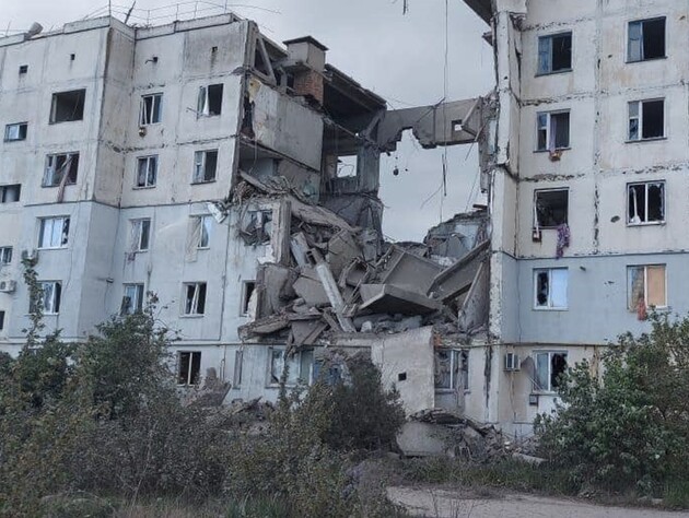 Росіяни скинули дві авіабомби на село в Херсонській області, зруйнувавши під'їзд п'ятиповерхівки. Фото