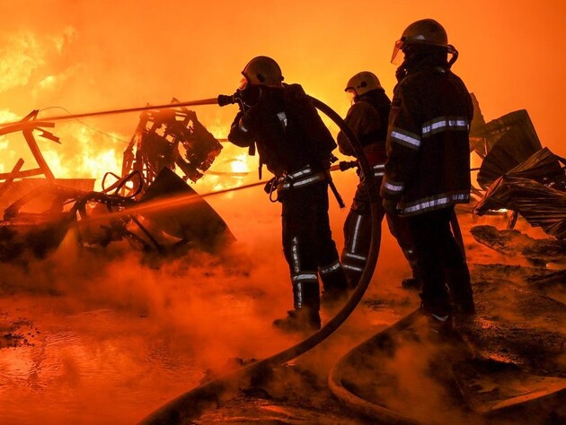 Из-за ночного удара россиян по Харькову вспыхнули пожары в трех местах, спасатели еще тушат огонь. Фото, видео