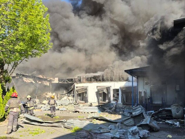 Синегубов показал последствия дневного удара по Харькову. Пожар продолжается, количество пострадавших возросло до шести. Фото