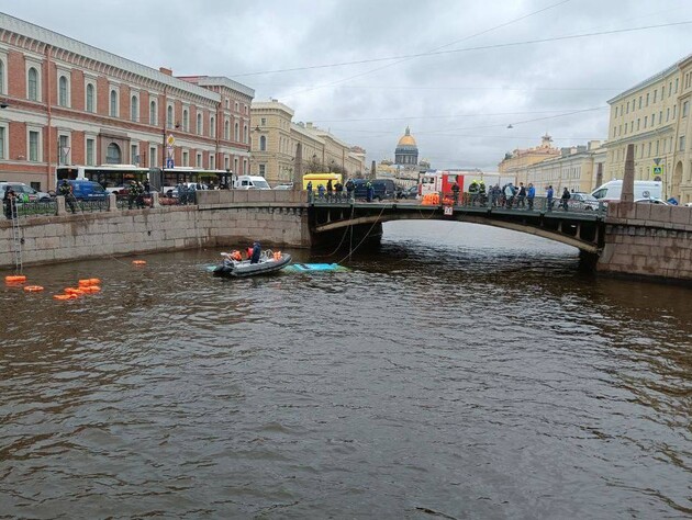 У російському Санкт-Петербурзі автобус із пасажирами впав у річку, є загиблий і поранені. Відео, фото