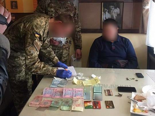 Во Львовской области во время получения взятки в $10 тысяч задержан помощник нардепа
