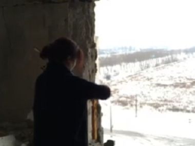 Скрипачка сыграла гимн Украины в Авдеевке на горизонте позиций боевиков. Видео 