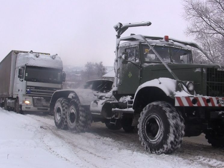 В четырех областях Украины ограничено движение транспорта из-за непогоды