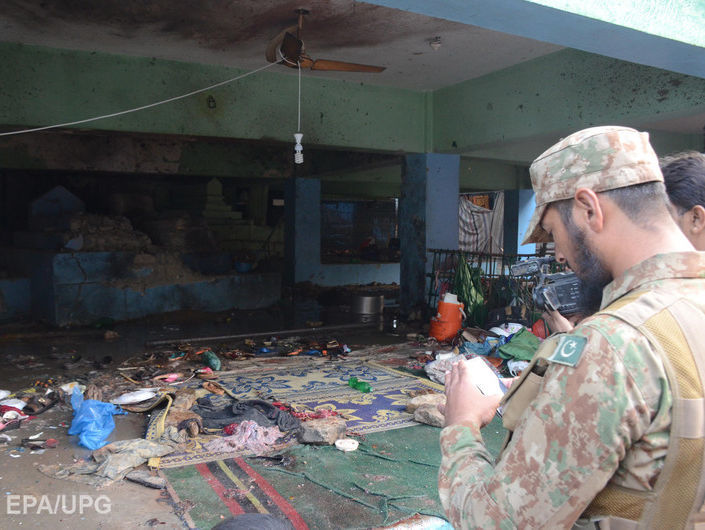 В Пакистане смертник взорвал себя в мечети, не менее 50 погибших