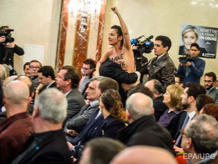 Полуголая активистка Femen пыталась сорвать выступление Ле Пен. Видео