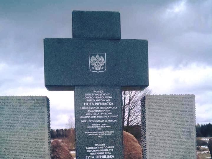 Во Львовской области восстановили разрушенный вандалами памятник жителям села Гута Пеняцкая
