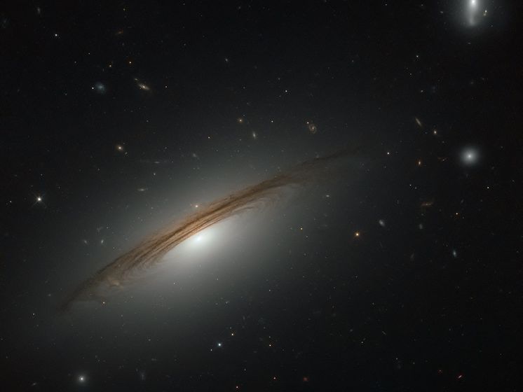 Hubble сфотографировал "гибридную" галактику
