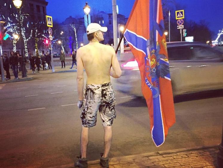Российский блогер Варламов: По центру Москвы ходит голый мужик с флагом "Новороссии"